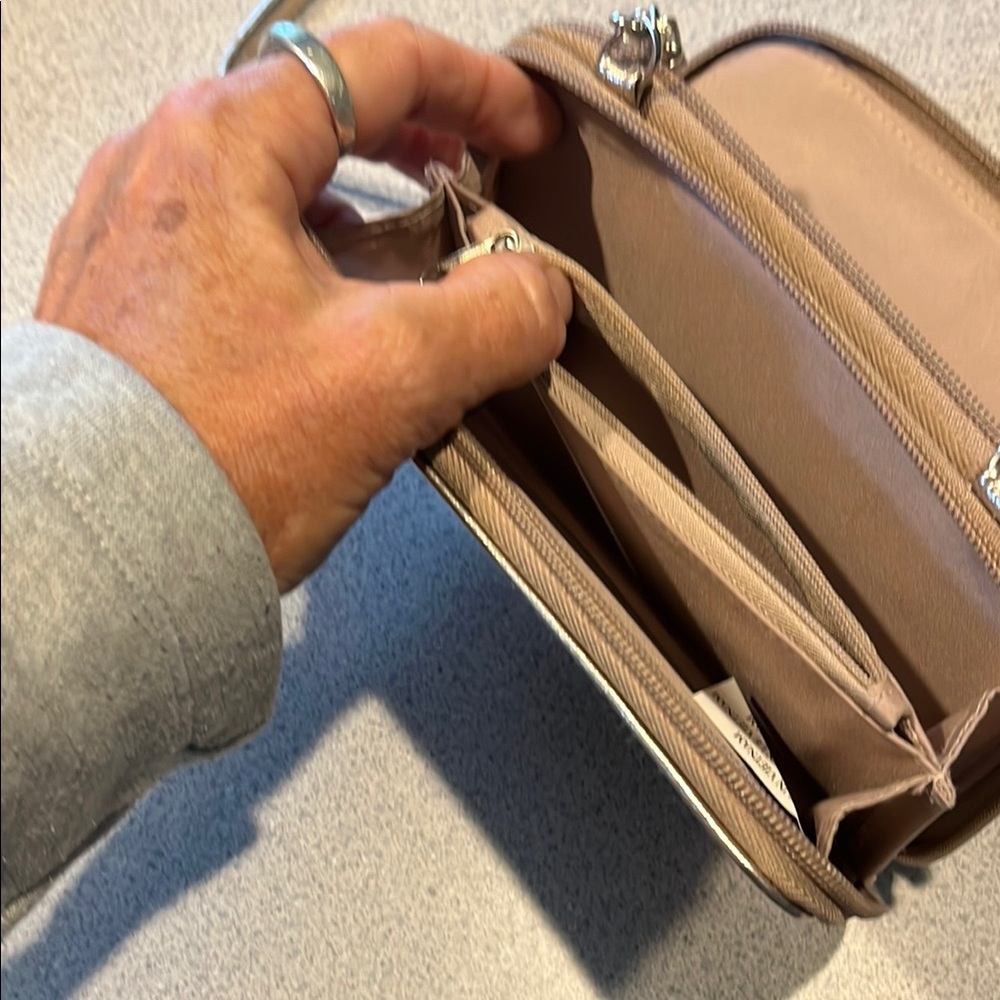 Chic Gold Crossbody Bag with Sleek Design - Picture 3 of 7